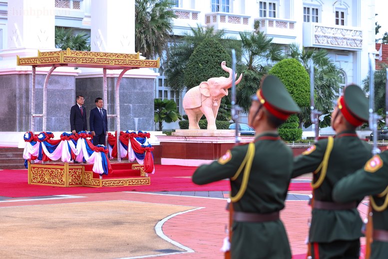 Thủ tướng Ch&iacute;nh phủ L&agrave;o Saleumxay Kommasith chủ tr&igrave; lễ đ&oacute;n ch&iacute;nh thức Thủ tướng Ch&iacute;nh phủ L&ecirc; Minh Hưng v&agrave; Đo&agrave;n đại biểu cấp cao Việt Nam - Ảnh: chinhphu.vn/Nhật Bắc