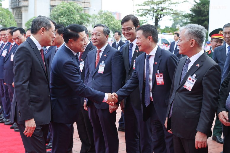 Thủ tướng L&ecirc; Minh Hưng giới thiệu với Thủ tướng L&agrave;o th&agrave;nh phần ph&iacute;a Việt Nam - Ảnh: chinhphu.vn/Nhật Bắc