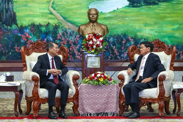 Tổng B&iacute; thư, Chủ tịch nước Thongloun Sisoulith ch&uacute;c mừng những th&agrave;nh tựu mọi mặt Việt Nam đạt được thời gian qua - Ảnh: chinhphu.vn/Nhật Bắc