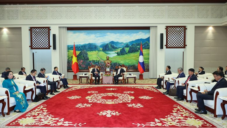 Hai nh&agrave; l&atilde;nh đạo khẳng định ch&iacute;nh s&aacute;ch nhất qu&aacute;n v&agrave; ưu ti&ecirc;n cao nhất của mỗi nước d&agrave;nh cho việc g&igrave;n giữ, vun đắp quan hệ hữu nghị vĩ đại, đo&agrave;n kết đặc biệt, hợp t&aacute;c to&agrave;n diện v&agrave; gắn kết chiến lược Việt Nam - L&agrave;o - Ảnh: chinhphu.vn/Nhật Bắc