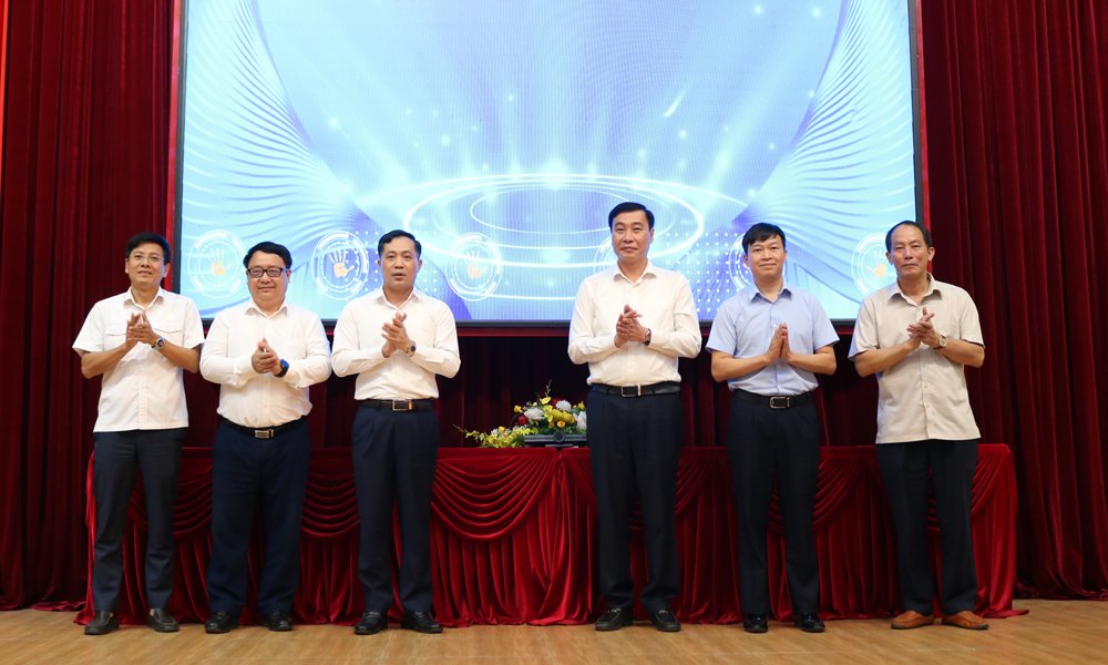 C&aacute;c đại biểu c&ugrave;ng l&atilde;nh đạo phường Vũ Ninh ch&uacute;c mừng ra mắt nền tảng Cổng kinh tế số v&agrave; ứng dụng Zalo Mini App H&agrave;nh ch&iacute;nh c&ocirc;ng.