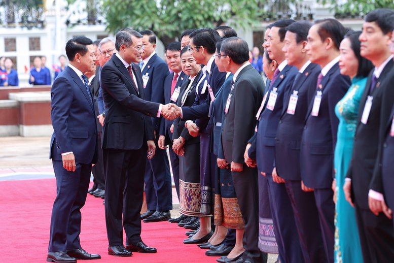 Thủ tướng Ch&iacute;nh phủ L&agrave;o Saleumxay Kommasith giới thiệu với Thủ tướng L&ecirc; Minh Hưng th&agrave;nh phần ph&iacute;a L&agrave;o tham dự Lễ đ&oacute;n - Ảnh: chinhphu.vn/Nhật Bắc