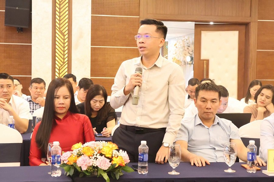 &Ocirc;ng Nguyễn Trung Đức - Ph&oacute; Chủ tịch Hiệp hội Du lịch tỉnh, Gi&aacute;m đốc C&ocirc;ng ty TNHH Hellotrip Việt Nam ph&aacute;t biểu tại toạ đ&agrave;m