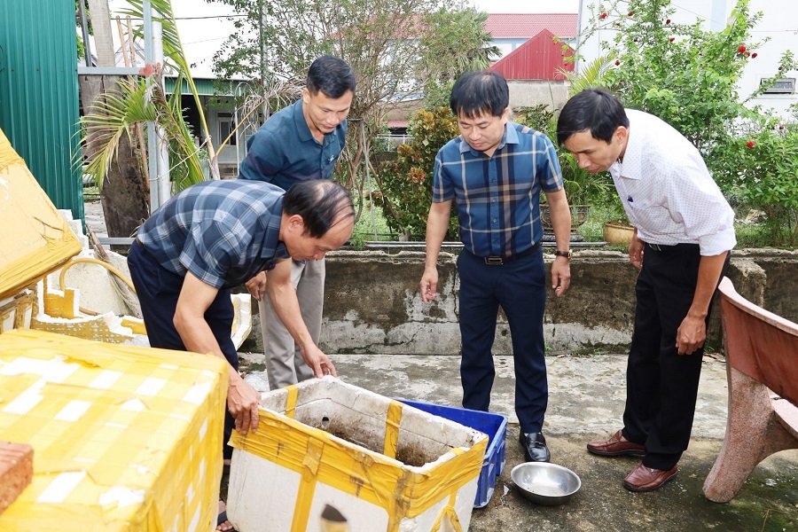 Giám đốc CDC Hà Tĩnh Nguyễn Chí Thanh cùng đoàn kiểm tra giám sát véc tơ truyền bệnh SXH tại địa phương Giám đốc CDC Hà Tĩnh Nguyễn Chí Thanh cùng đoàn kiểm tra giám sát véc tơ truyền bệnh SXH tại địa phương