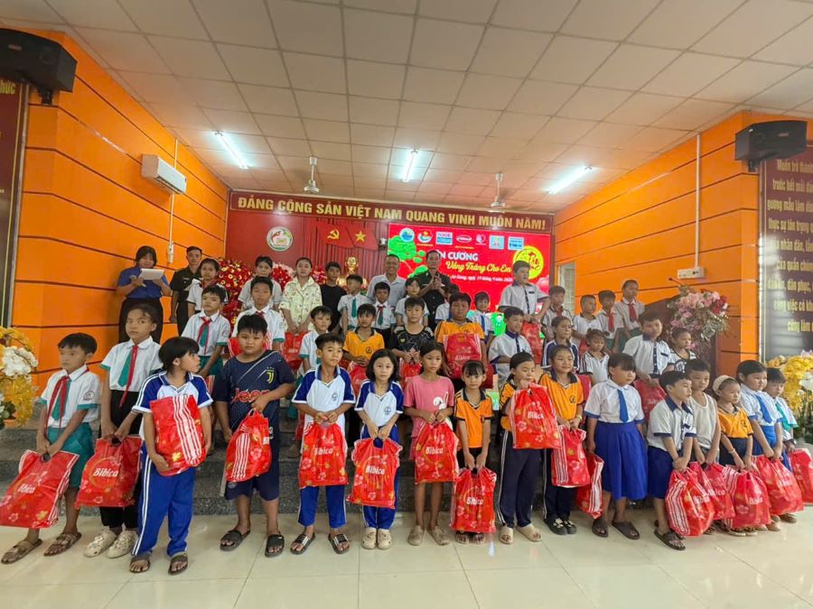 Mới đ&acirc;y, C&ocirc;ng ty TNHH Sản xuất Thương mại, Dịch vụ T&acirc;n Thuận Tiến đồng h&agrave;nh c&ugrave;ng Tạp ch&iacute; Thương hiệu & C&ocirc;ng luận trao 1.250 cuốn tập cho học sinh khu vực bi&ecirc;n giới Kh&aacute;nh B&igrave;nh, An Giang