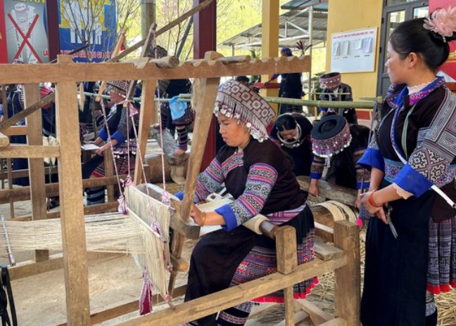 Diễn ra từ ng&agrave;y 7 - 17/10, Lễ hội &ldquo;Sắc ch&agrave;m Lao Chải&rdquo; lần thứ II năm 2026 mang đến chuỗi hoạt động văn h&oacute;a, nghệ thuật v&agrave; trải nghiệm nghề truyền thống đặc sắc. Kh&ocirc;ng chỉ t&ocirc;n vinh bản sắc văn h&oacute;a d&acirc;n tộc M&ocirc;ng, lễ hội c&ograve;n g&oacute;p phần quảng b&aacute; sản phẩm địa phương, gắn bảo tồn di sản với ph&aacute;t triển du lịch cộng đồng.