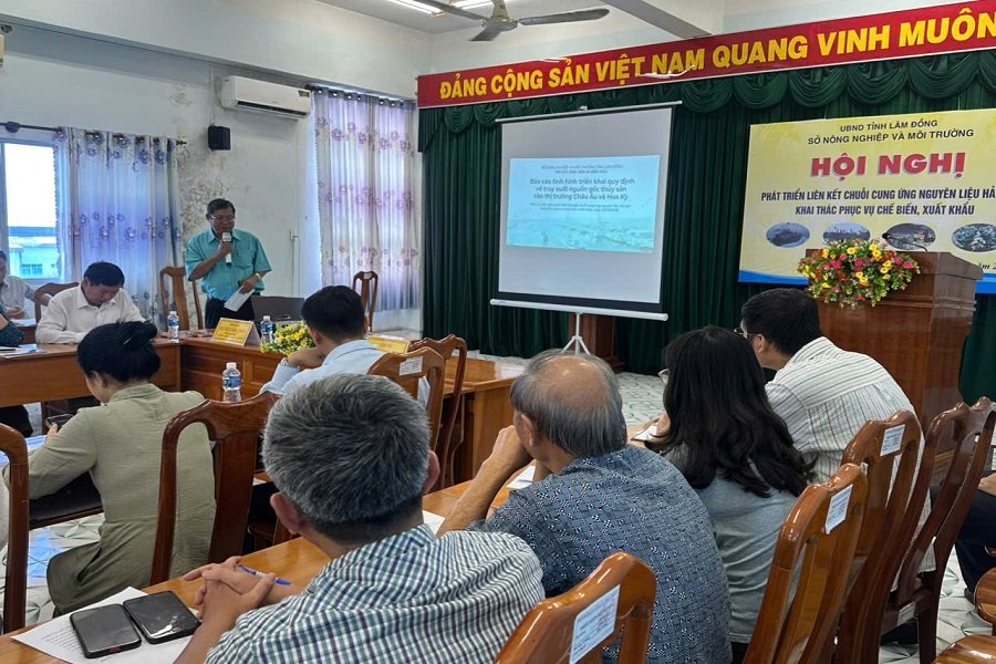 Các đại biểu tham luận tại hội nghị tập trung đánh giá kết quả, nhận diện khó khăn và định hướng tổ chức nguồn nguyên liệu hợp pháp, có khả năng truy xuất nguồn gốc, gắn với nhu cầu chế biến và thị trường xuất khẩu. Các đại biểu tham luận tại hội nghị tập trung đánh giá kết quả, nhận diện khó khăn và định hướng tổ chức nguồn nguyên liệu hợp pháp, có khả năng truy xuất nguồn gốc, gắn với nhu cầu chế biến và thị trường xuất khẩu.