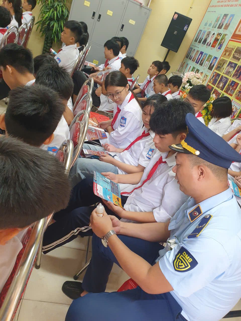 Lực lượng Quản lý thị trường tỉnh Lào Cai tuyên truyền phòng ngừa, đấu tranh ngăn chặn tình trạng mua bán, sử dụng thuốc lá, thuốc lá điện tử và thuốc lá nung nóng tại Trường Tiểu học và THCS Âu Lâu Lực lượng Quản lý thị trường tỉnh Lào Cai tuyên truyền phòng ngừa, đấu tranh ngăn chặn tình trạng mua bán, sử dụng thuốc lá, thuốc lá điện tử và thuốc lá nung nóng tại Trường Tiểu học và THCS Âu Lâu