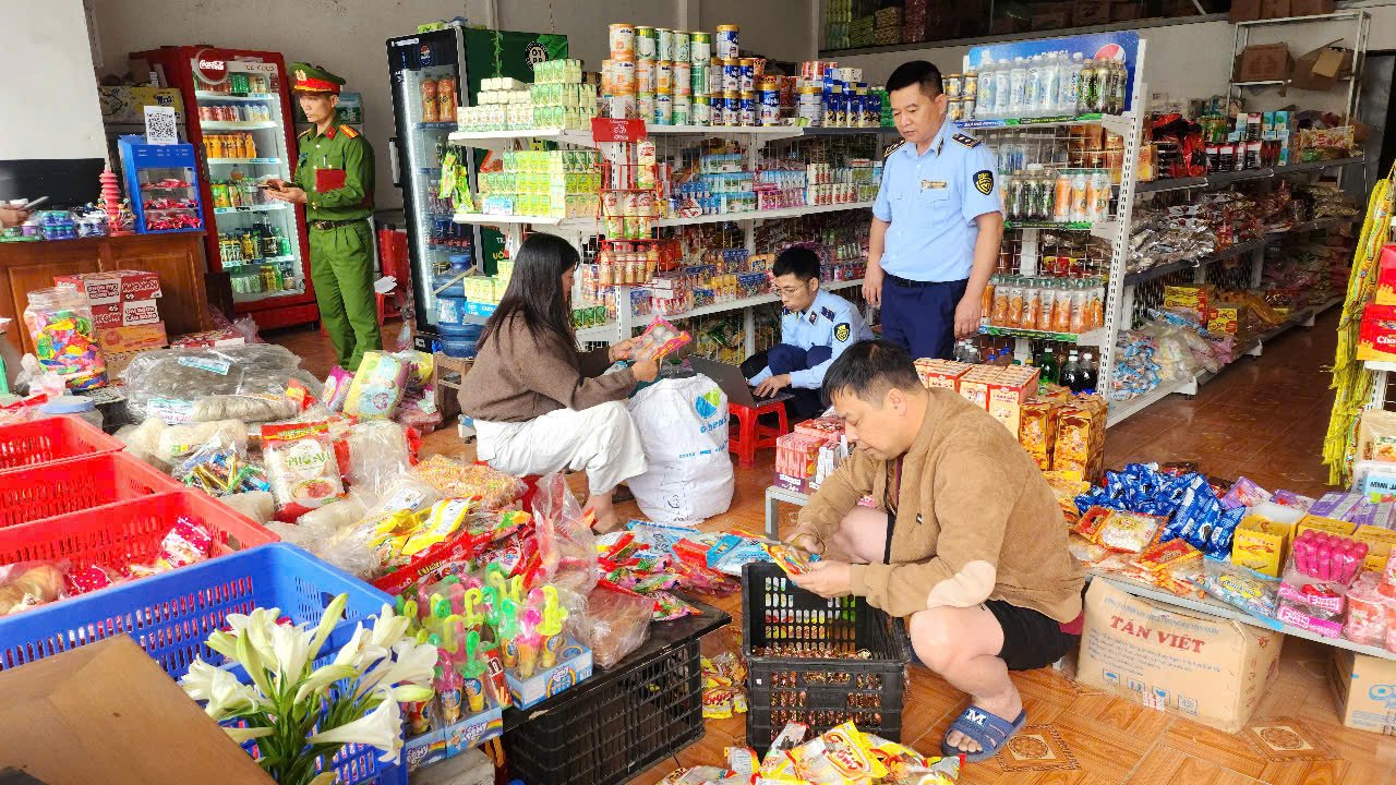Lực lượng Quản l&yacute; thị trường tỉnh Lai Ch&acirc;u kiểm tra hoạt động kinh doanh tr&ecirc;n địa b&agrave;n. Ảnh: laichau.dms.gov.vn