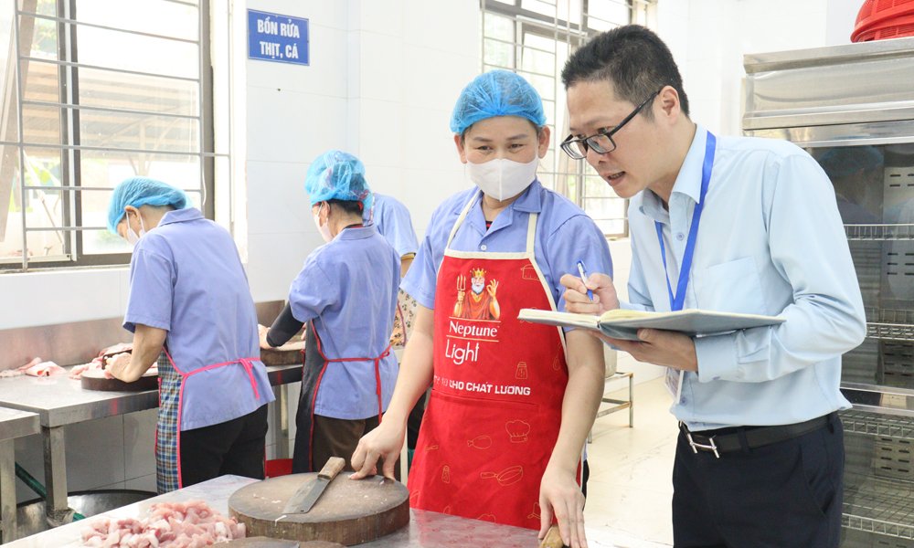 Thành viên đoàn liên ngành kiểm tra khu vực chế biến một bếp ăn bán trú trường học trên địa bàn phường Bắc Giang. (Ảnh tư liệu) Thành viên đoàn liên ngành kiểm tra khu vực chế biến một bếp ăn bán trú trường học trên địa bàn phường Bắc Giang. (Ảnh tư liệu)