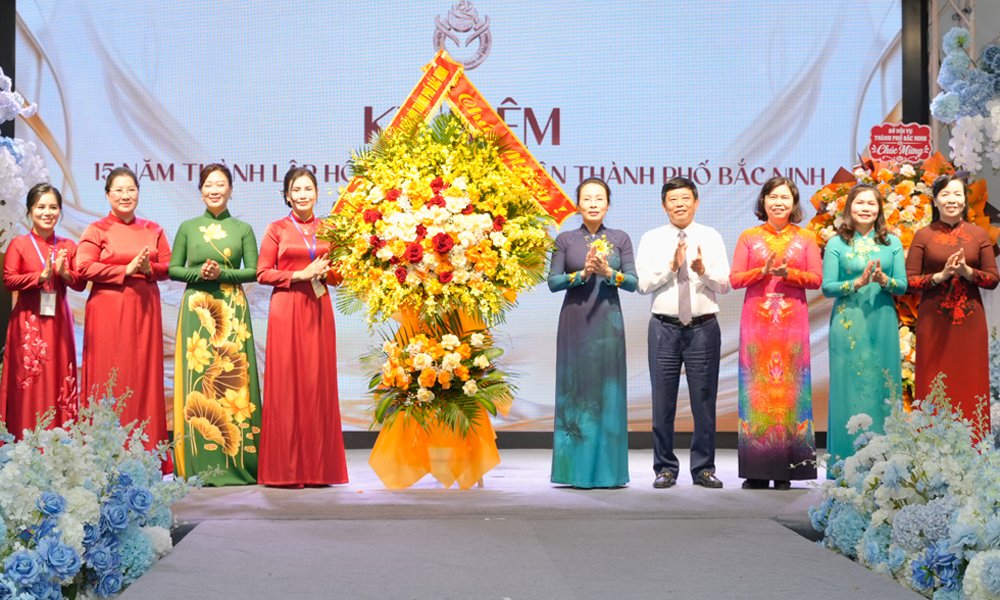 Đồng chí Nguyễn Thị Hương và các đồng chí lãnh đạo thành phố, đại diện Ủy ban MTTQ thành phố tặng hoa chúc mừng. Đồng chí Nguyễn Thị Hương và các đồng chí lãnh đạo thành phố, đại diện Ủy ban MTTQ thành phố tặng hoa chúc mừng.