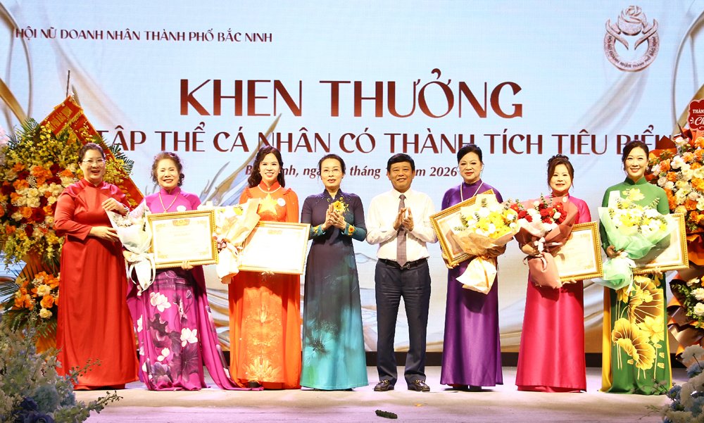 Đồng chí Nguyễn Thị Hương và đồng chí Ngô Tân Phượng trao Bằng khen của Liên đoàn Thương mại và Công nghiệp Việt Nam, Hiệp hội Doanh nghiệp nhỏ và vừa Việt Nam và Hiệp hội Nữ doanh nhân Việt Nam cho các tập thể, cá nhân. Đồng chí Nguyễn Thị Hương và đồng chí Ngô Tân Phượng trao Bằng khen của Liên đoàn Thương mại và Công nghiệp Việt Nam, Hiệp hội Doanh nghiệp nhỏ và vừa Việt Nam và Hiệp hội Nữ doanh nhân Việt Nam cho các tập thể, cá nhân.