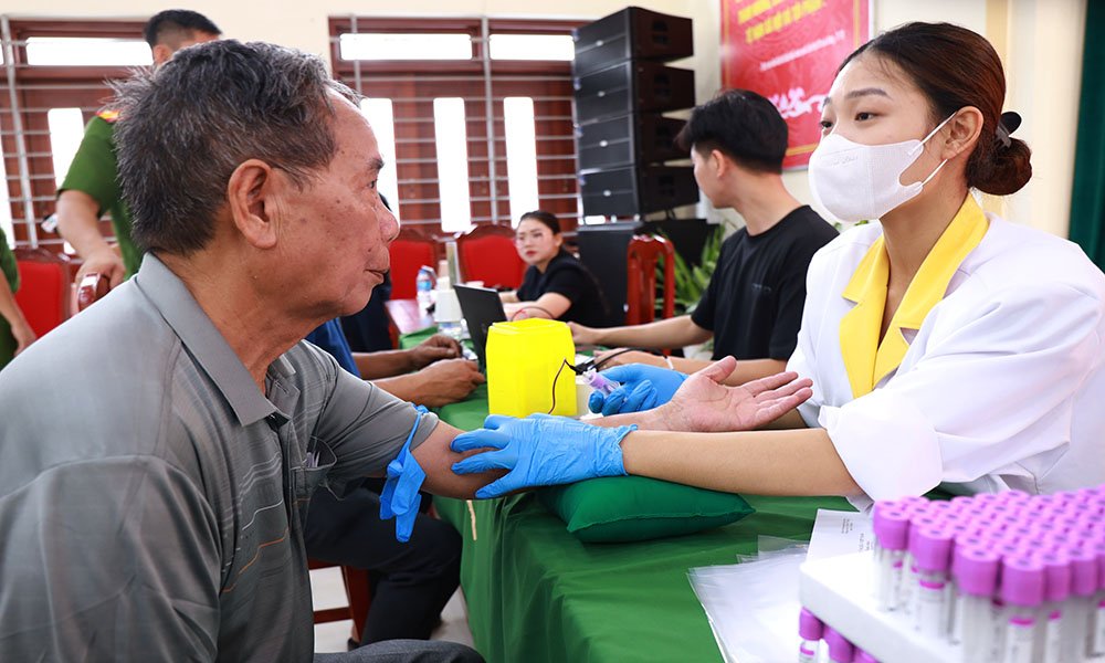Thu nhận mẫu ADN của thân nhân liệt sĩ chưa rõ thông tin tại điểm phường Bắc Giang. Thu nhận mẫu ADN của thân nhân liệt sĩ chưa rõ thông tin tại điểm phường Bắc Giang.