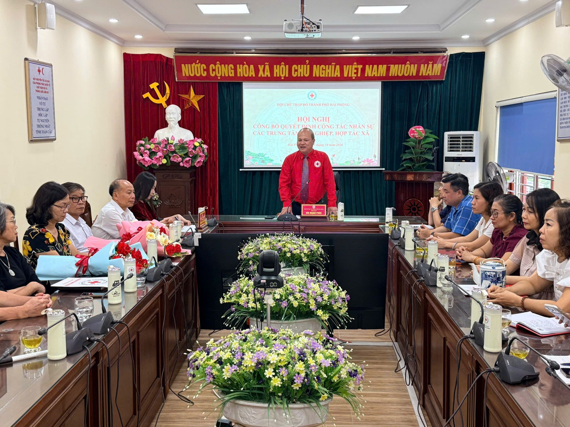 Chủ tịch Hội Chữ thập đỏ thành phố Bùi Mạnh Phúc phát biểu giao nhiệm vụ tại Hội nghị. Chủ tịch Hội Chữ thập đỏ thành phố Bùi Mạnh Phúc phát biểu giao nhiệm vụ tại Hội nghị.