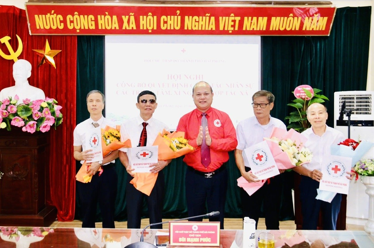 Chủ tịch Hội Chữ thập đỏ thành phố Bùi Mạnh Phúc trao các quyết định bổ nhiệm cán bộ quản lý tại Hội nghị. Chủ tịch Hội Chữ thập đỏ thành phố Bùi Mạnh Phúc trao các quyết định bổ nhiệm cán bộ quản lý tại Hội nghị.