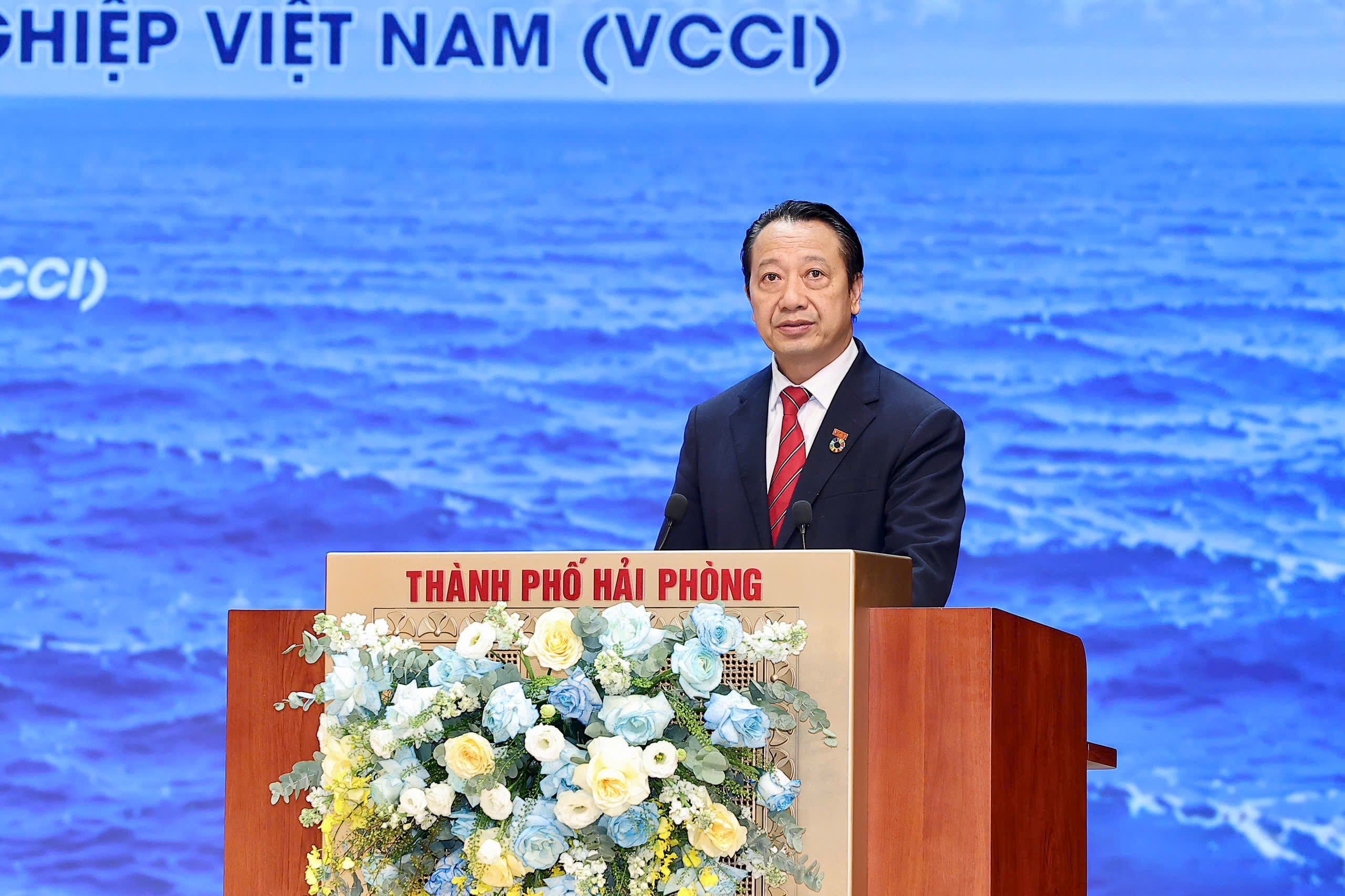 Đồng chí Nguyễn Quang Vinh, Phó Chủ tịch Liên đoàn Thương mại và Công nghiệp Việt Nam (VCCI) phát biểu tại Hội nghị. Đồng chí Nguyễn Quang Vinh, Phó Chủ tịch Liên đoàn Thương mại và Công nghiệp Việt Nam (VCCI) phát biểu tại Hội nghị.