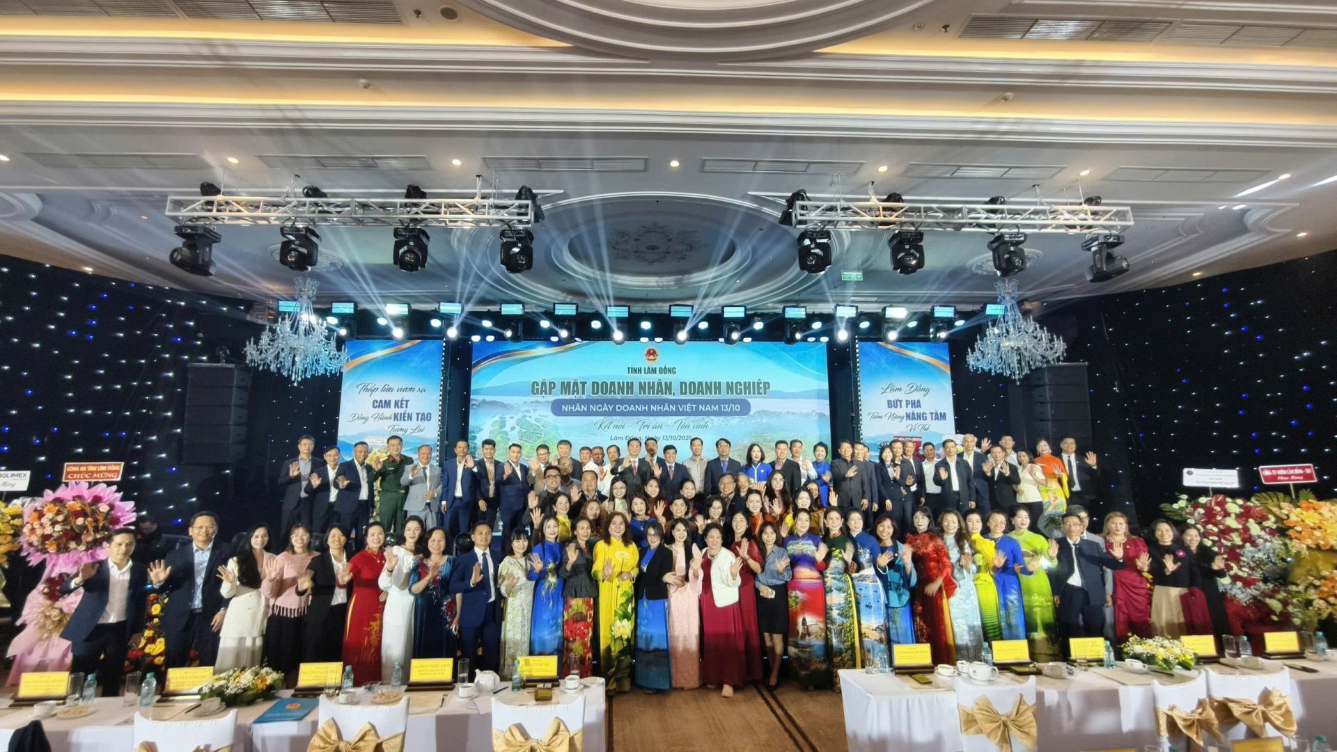 C&aacute;c đại biểu chụp h&igrave;nh lưu niệm.