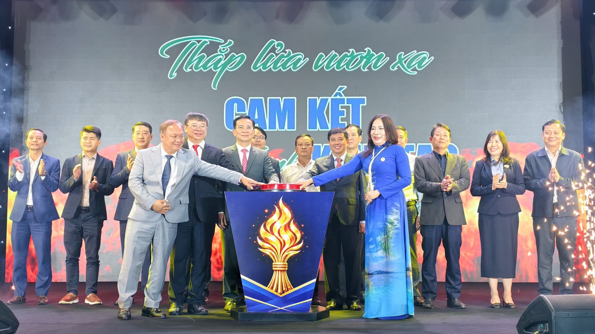 C&aacute;c đại biểu thực hiện nghi thức 