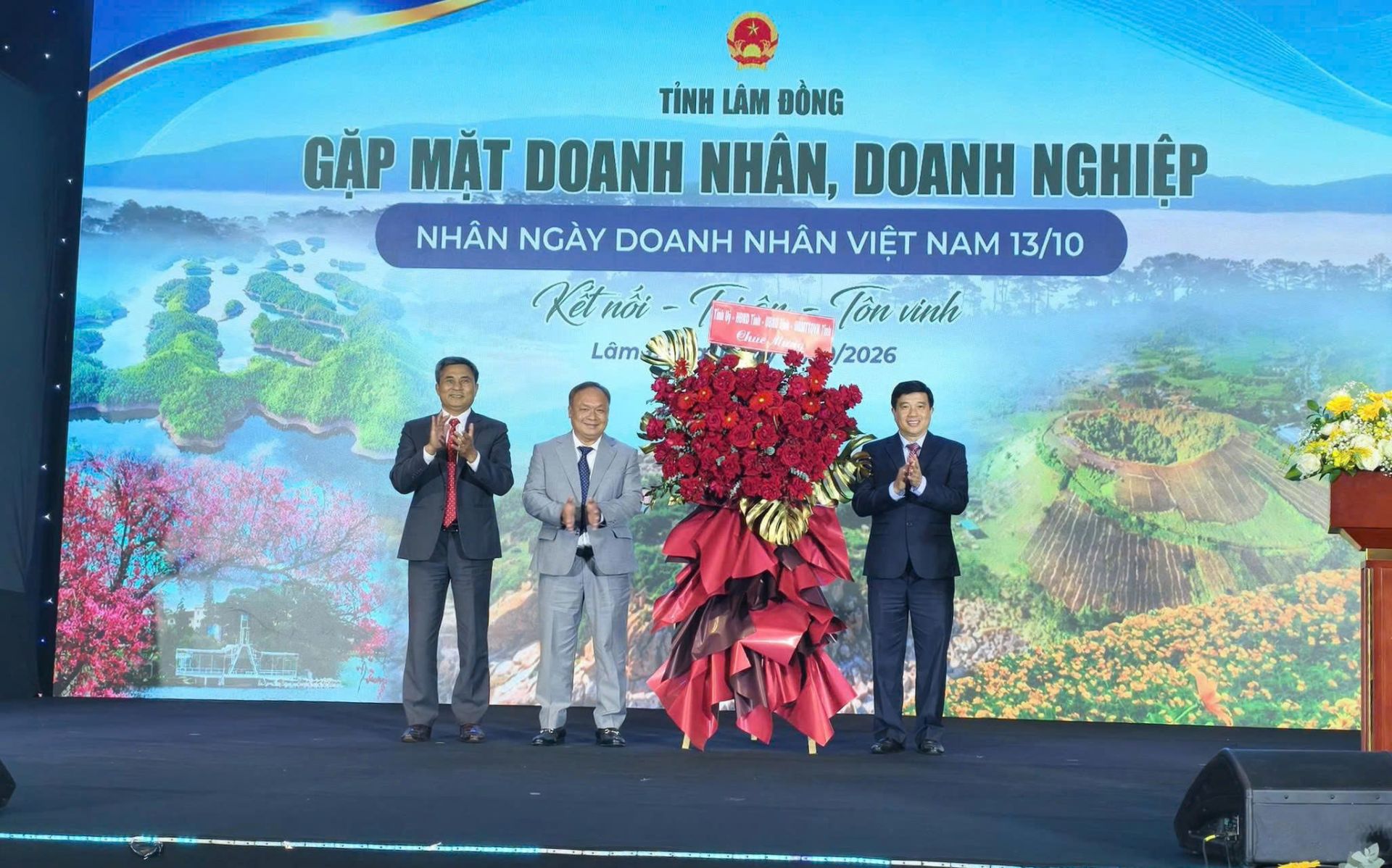 B&iacute; thư Tỉnh ủy L&acirc;m Đồng Y Thanh H&agrave; Ni&ecirc; Kđăm (b&igrave;a phải) đ&atilde; tr&acirc;n trọng tặng hoa ch&uacute;c mừng đại diện cộng đồng doanh nh&acirc;n, doanh nghiệp trong tỉnh.