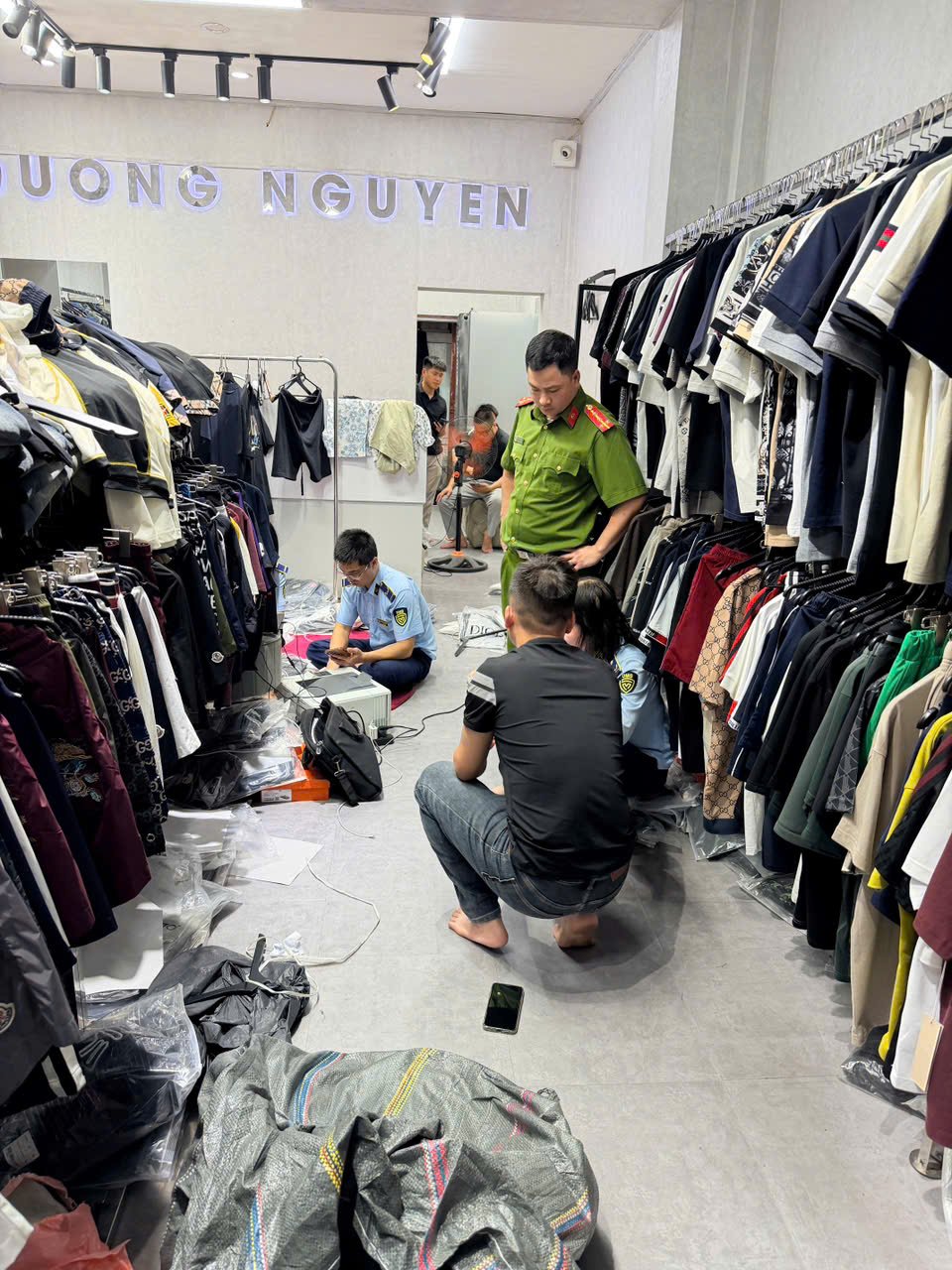 Lực lượng phối hợp tỉnh Hưng Yên kiểm tra hàng hóa tại cơ sở kinh doanh Lực lượng phối hợp tỉnh Hưng Yên kiểm tra hàng hóa tại cơ sở kinh doanh