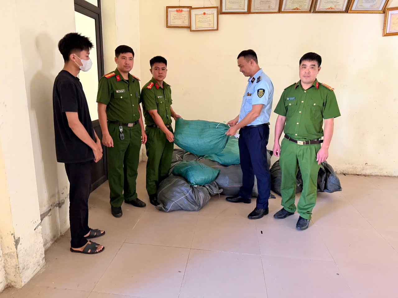 Lực lượng phối hợp kiểm tra hàng hóa tại cơ sở kinh doanh Lực lượng phối hợp kiểm tra hàng hóa tại cơ sở kinh doanh