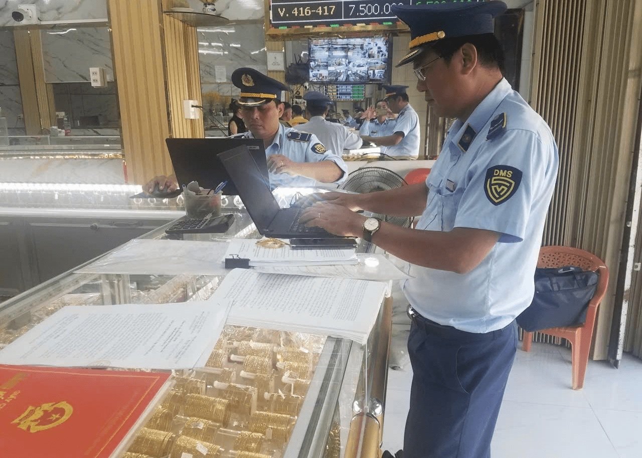 Lực lượng QLTT TP Hà Nội kiểm tra hàng hóa tại cơ sở kinh doanh Lực lượng QLTT TP Hà Nội kiểm tra hàng hóa tại cơ sở kinh doanh