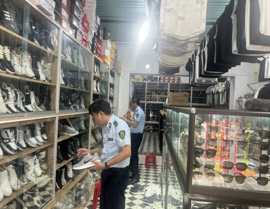 Lực lượng chức năng kiểm tra hàng hóa tại cơ sở kinh doanh Lực lượng chức năng kiểm tra hàng hóa tại cơ sở kinh doanh