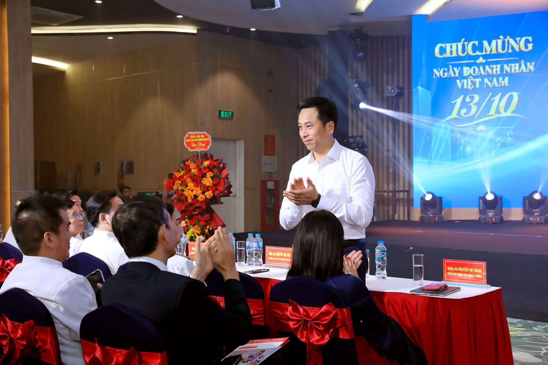 Các đại biểu tham dự hội nghị gặp mặt, biểu dương doanh nghiệp, doanh nhân tiêu biểu phường Nghĩa Đô nhân Ngày Doanh nhân Việt Nam. Các đại biểu tham dự hội nghị gặp mặt, biểu dương doanh nghiệp, doanh nhân tiêu biểu phường Nghĩa Đô nhân Ngày Doanh nhân Việt Nam.