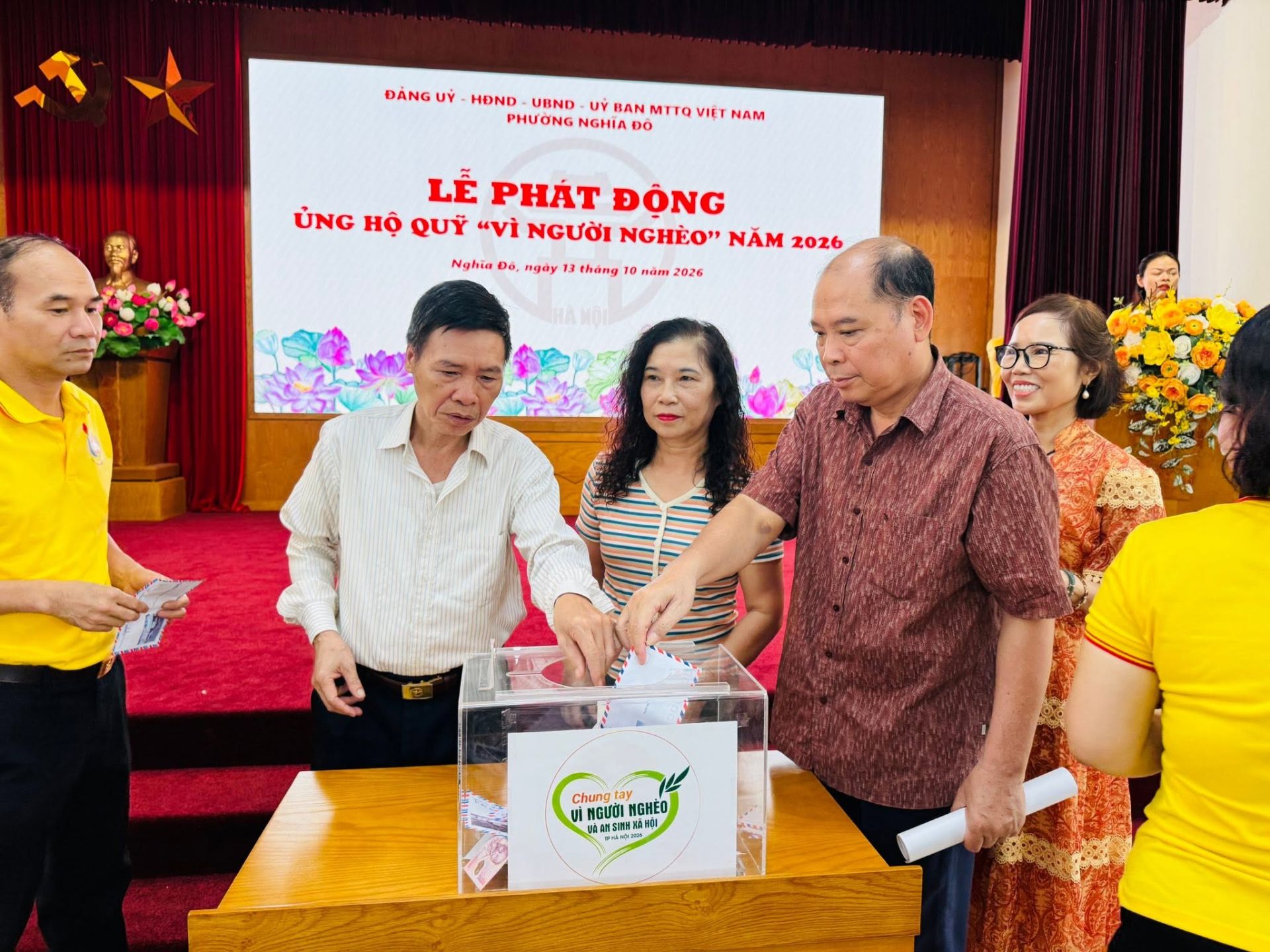Các đại biểu, cán bộ và người dân hưởng ứng hoạt động quyên góp, ủng hộ Quỹ “Vì người nghèo” năm 2026 tại phường Nghĩa Đô. Các đại biểu, cán bộ và người dân hưởng ứng hoạt động quyên góp, ủng hộ Quỹ “Vì người nghèo” năm 2026 tại phường Nghĩa Đô.