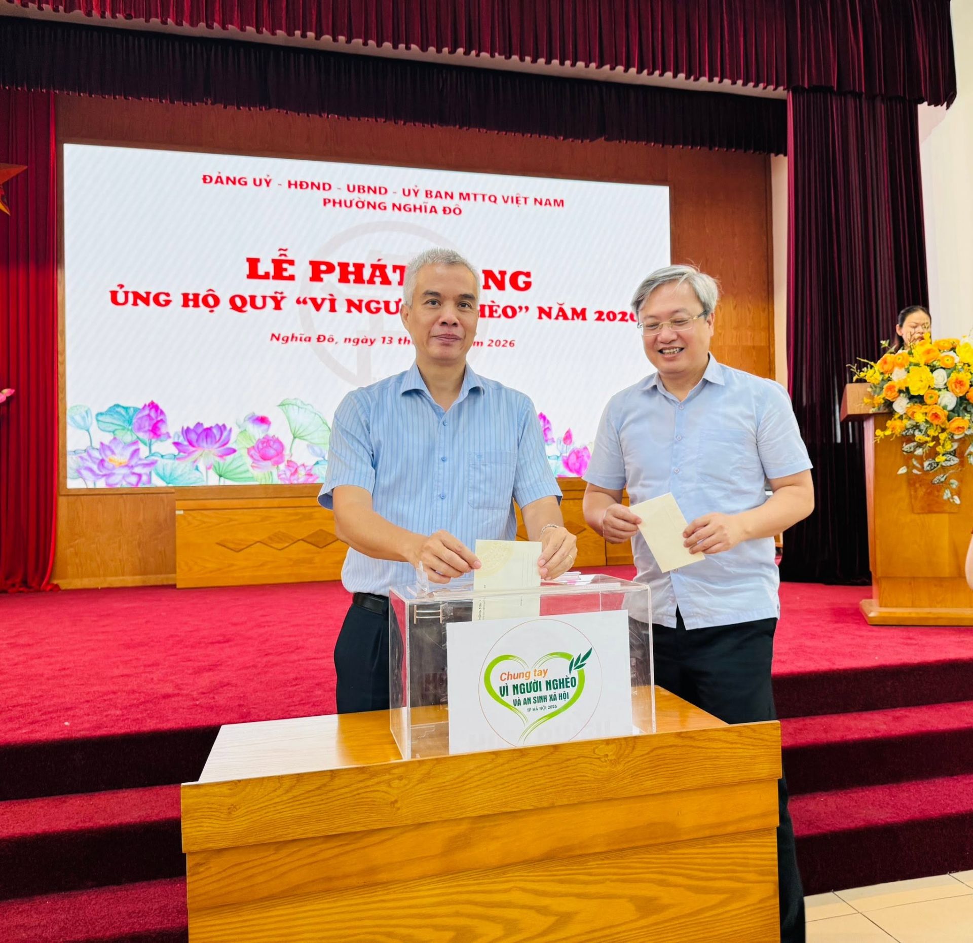 Lãnh đạo phường Nghĩa Đô tham gia quyên góp, ủng hộ Quỹ “Vì người nghèo” năm 2026 tại lễ phát động. Lãnh đạo phường Nghĩa Đô tham gia quyên góp, ủng hộ Quỹ “Vì người nghèo” năm 2026 tại lễ phát động.