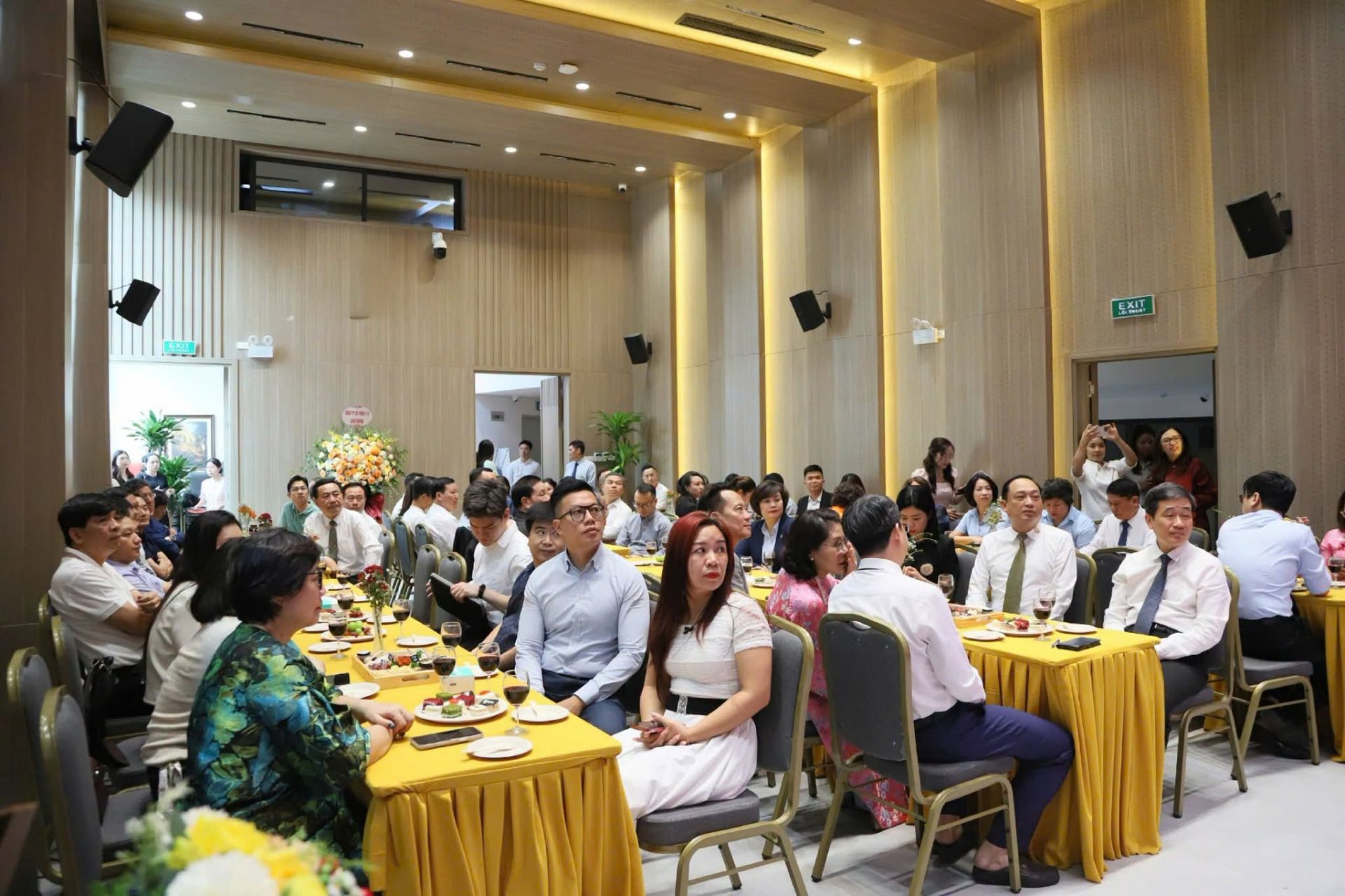Đại diện các doanh nghiệp, hộ kinh doanh trên địa bàn phường Cửa Nam tham dự hội nghị nhân kỷ niệm 22 năm Ngày Doanh nhân Việt Nam. Đại diện các doanh nghiệp, hộ kinh doanh trên địa bàn phường Cửa Nam tham dự hội nghị nhân kỷ niệm 22 năm Ngày Doanh nhân Việt Nam.