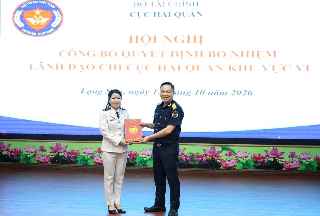 Lãnh đạo Cục Hải quan trao Quyết định Lãnh đạo Cục Hải quan trao Quyết định