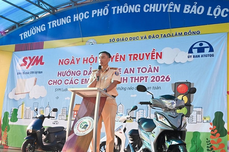 Cảnh sát giao thông tuyên truyền, phổ biến kiến thức pháp luật và kỹ năng tham gia giao thông an toàn cho học sinh. (Ảnh: Trường THPT Chuyên Bảo Lộc ) Cảnh sát giao thông tuyên truyền, phổ biến kiến thức pháp luật và kỹ năng tham gia giao thông an toàn cho học sinh. (Ảnh: Trường THPT Chuyên Bảo Lộc )