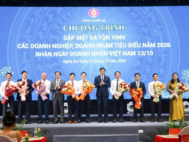 Lãnh đạo tỉnh Nghệ An tặng hoa chúc mừng Lãnh đạo Hiệp hội doanh nghiệp, Hội Doanh nghiệp, doanh nhân tỉnh. Lãnh đạo tỉnh Nghệ An tặng hoa chúc mừng Lãnh đạo Hiệp hội doanh nghiệp, Hội Doanh nghiệp, doanh nhân tỉnh.