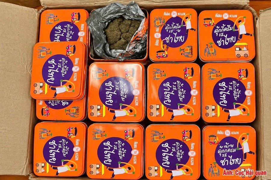 Tang vật thu giữ l&agrave; c&aacute;c hộp kim loại chứa cần sa xay nhuyễn