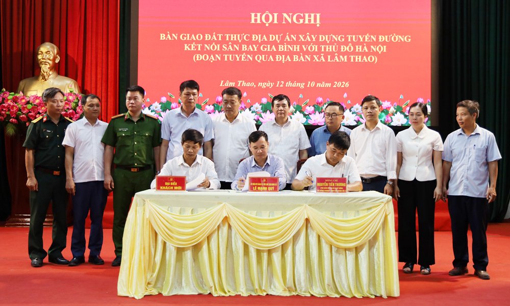 L&atilde;nh đạo UBND x&atilde; L&acirc;m Thao k&yacute; kết bi&ecirc;n bản b&agrave;n giao mặt bằng cho Ban Quản l&yacute; dự &aacute;n giao th&ocirc;ng v&agrave; n&ocirc;ng nghiệp số 2 v&agrave; C&ocirc;ng ty tr&aacute;ch nhiệm hữu hạn Đầu tư hạ tầng v&agrave; đ&ocirc; thị Bắc Ninh.
