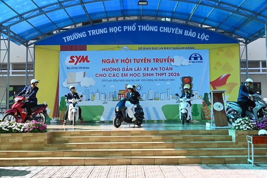 Các em học sinh được trực tiếp thực hành lái xe qua sa hình dưới sự hướng dẫn của lực lượng chuyên môn. Các em học sinh được trực tiếp thực hành lái xe qua sa hình dưới sự hướng dẫn của lực lượng chuyên môn.