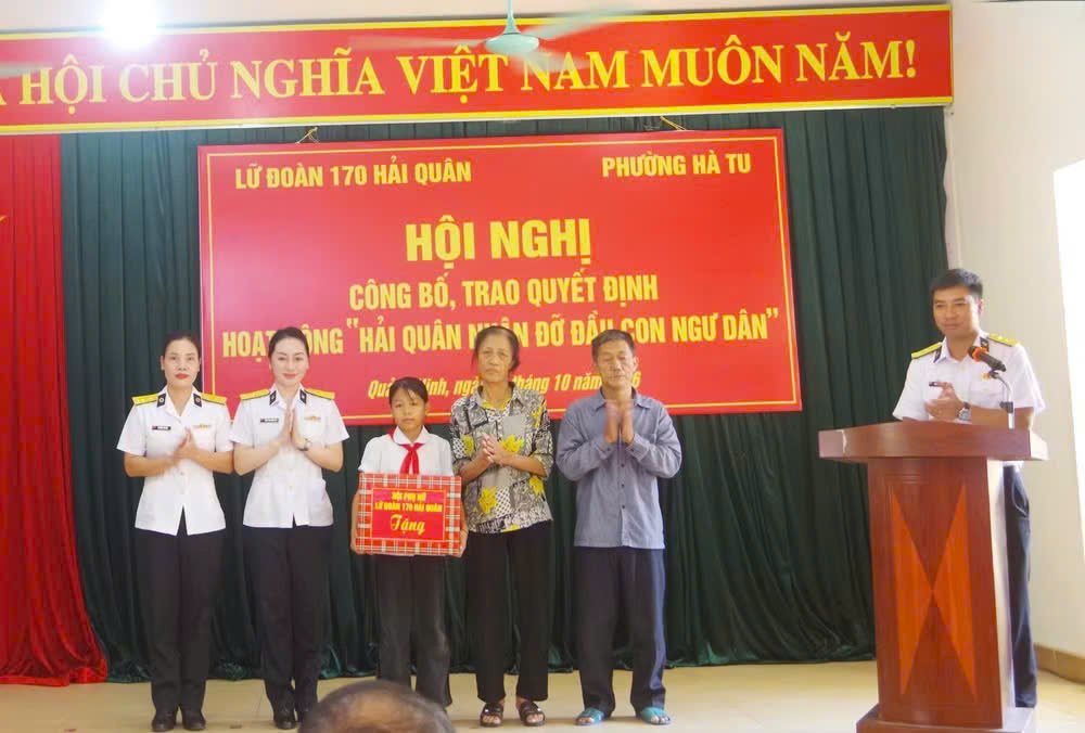 Hội Phụ nữ, Đoàn cơ sở Lữ đoàn 170 Hải quân tặng quà cho cháu Nguyễn Thị Thu Hằng Hội Phụ nữ, Đoàn cơ sở Lữ đoàn 170 Hải quân tặng quà cho cháu Nguyễn Thị Thu Hằng