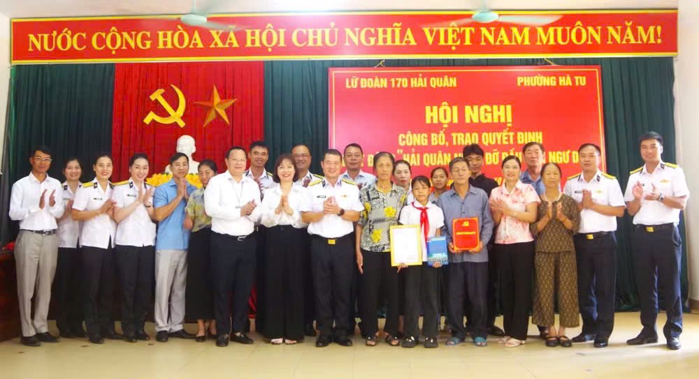 Đại tá Đỗ Xuân Chung, Lữ đoàn trưởng Lữ đoàn 170 và đồng chí Dương Thị Thanh Nga, Chủ tịch Uỷ ban MTTQ Việt Nam phường Hà Tu, trao quyết định và tặng quà cho cháu Nguyễn Thị Thu Hằng Đại tá Đỗ Xuân Chung, Lữ đoàn trưởng Lữ đoàn 170 và đồng chí Dương Thị Thanh Nga, Chủ tịch Uỷ ban MTTQ Việt Nam phường Hà Tu, trao quyết định và tặng quà cho cháu Nguyễn Thị Thu Hằng