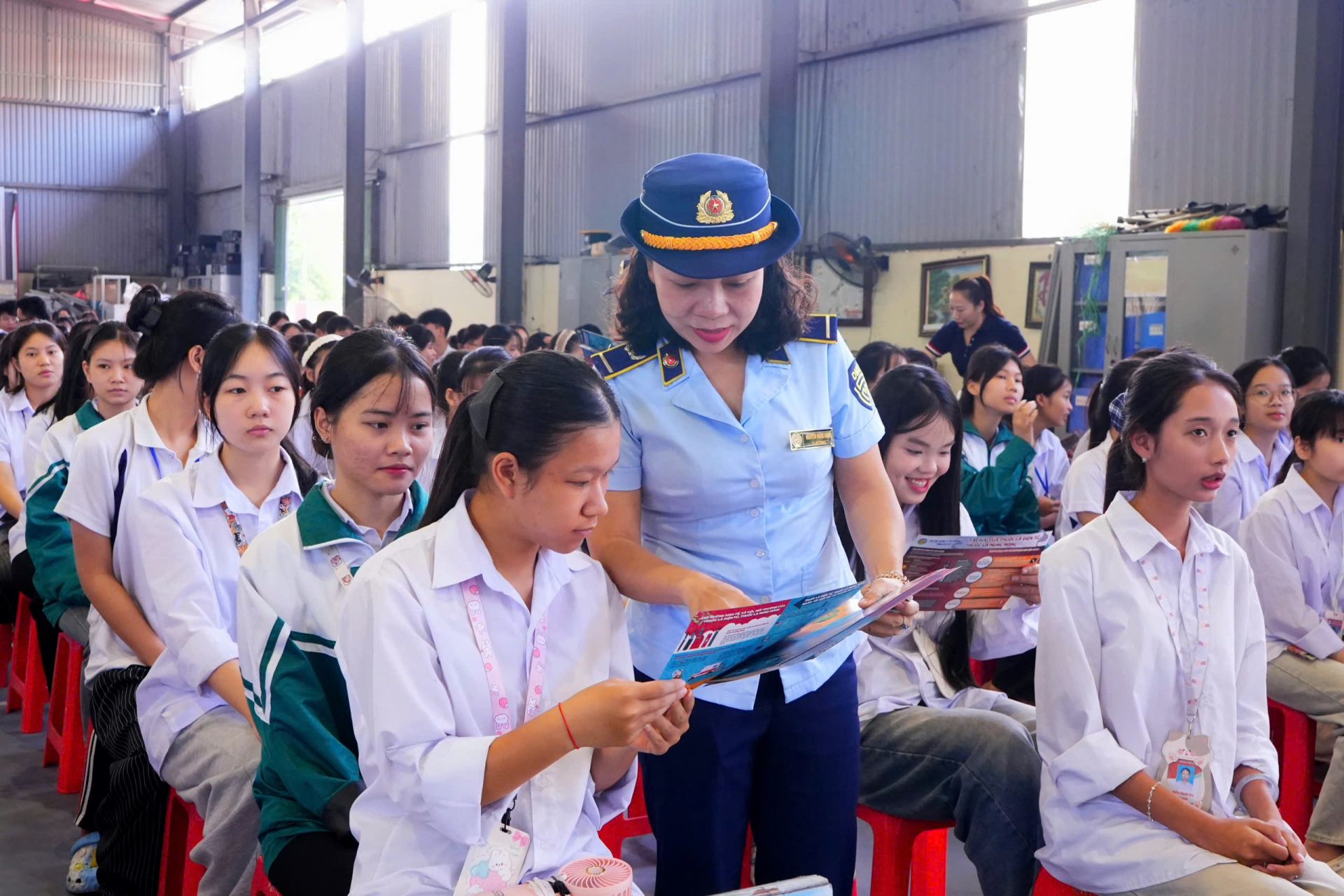 Chương trình tuyên truyền của Đội Quản lý thị trường số 3 cũng nhấn mạnh trách nhiệm phối hợp giữa gia đình, nhà trường và xã hội Chương trình tuyên truyền của Đội Quản lý thị trường số 3 cũng nhấn mạnh trách nhiệm phối hợp giữa gia đình, nhà trường và xã hội