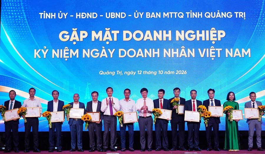 Lãnh đạo tỉnh Quảng Trị trao bằng khen, tặng hoa chúc mừng các tập thể, cá nhân tiêu biểu Lãnh đạo tỉnh Quảng Trị trao bằng khen, tặng hoa chúc mừng các tập thể, cá nhân tiêu biểu