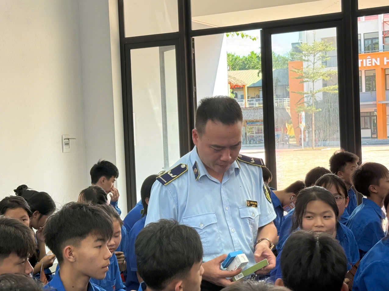 Lực lượng chức năng đã trực tiếp hướng dẫn học sinh nhận diện các loại thuốc lá điện tử Lực lượng chức năng đã trực tiếp hướng dẫn học sinh nhận diện các loại thuốc lá điện tử
