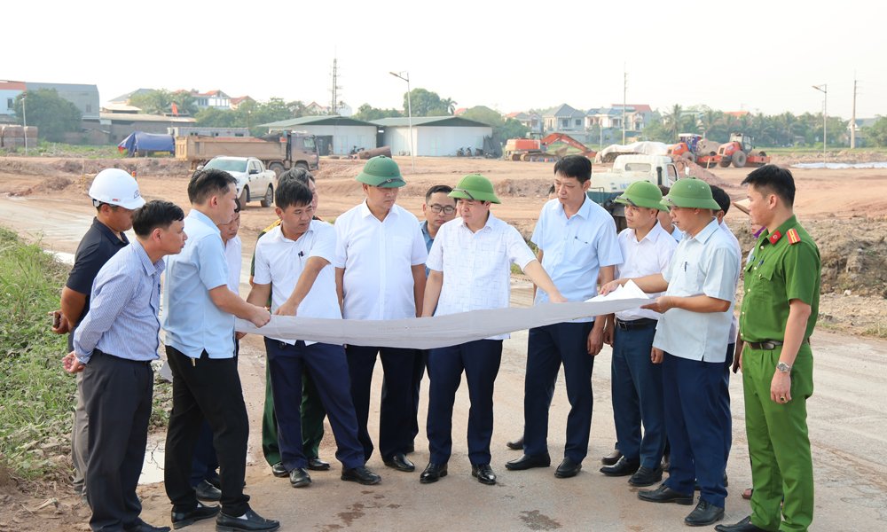L&atilde;nh đạo x&atilde; L&acirc;m Thao v&agrave; c&aacute;c đơn vị li&ecirc;n quan kiểm tra thực địa khu vực b&agrave;n giao mặt bằng.