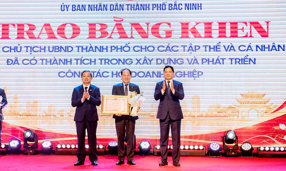 Bí thư Thành ủy Nguyễn Hồng Thái, Chủ tịch UBND thành phố Phạm Hoàng Sơn trao tặng Bằng khen cho doanh nghiệp có thành tích trong thực hiện nghĩa vụ thuế. Bí thư Thành ủy Nguyễn Hồng Thái, Chủ tịch UBND thành phố Phạm Hoàng Sơn trao tặng Bằng khen cho doanh nghiệp có thành tích trong thực hiện nghĩa vụ thuế.