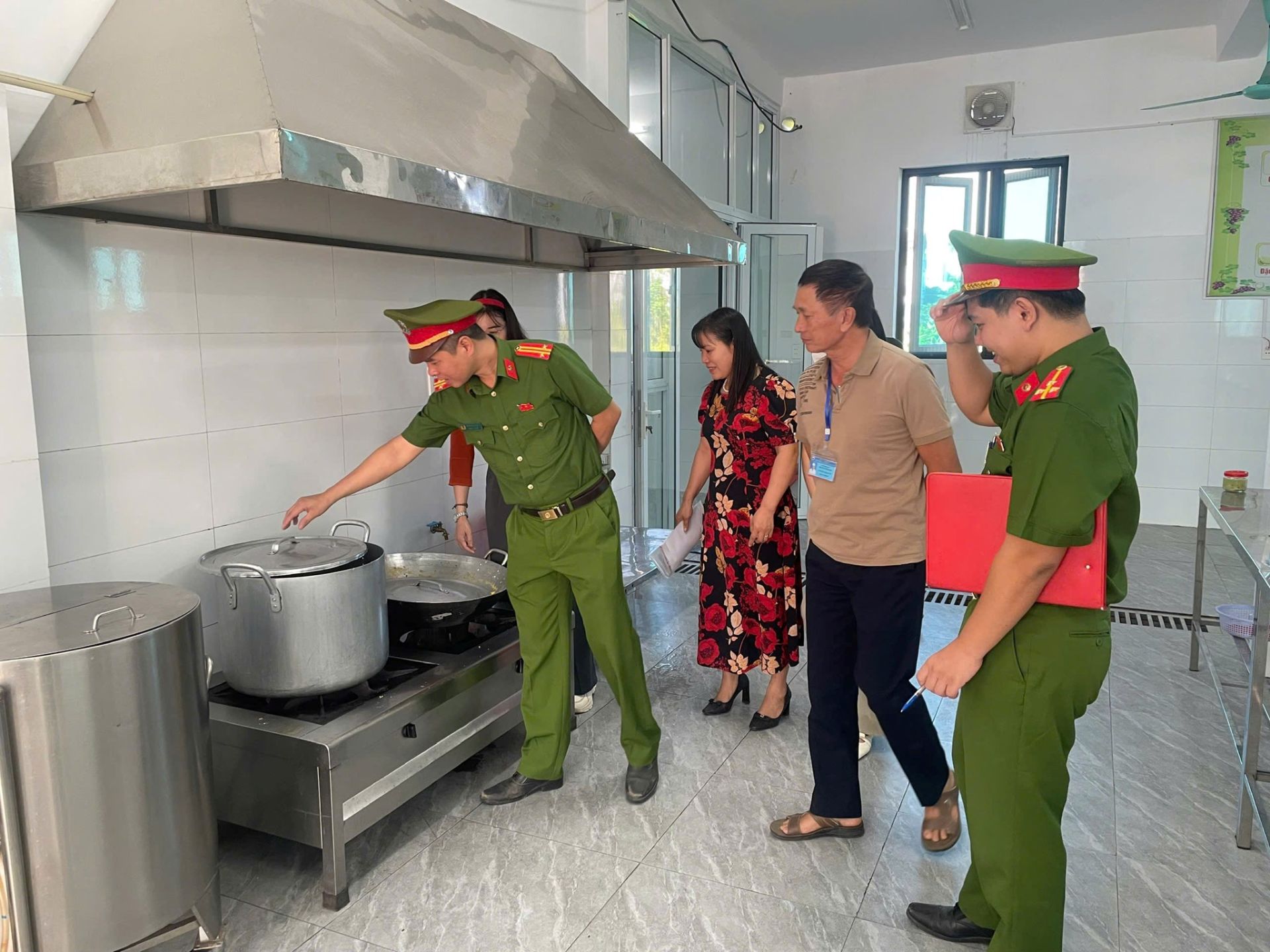 Công tác bảo đảm an toàn thực phẩm tại bếp ăn của các cơ sở giáo dục đóng vai trò đặc biệt quan trọng. Công tác bảo đảm an toàn thực phẩm tại bếp ăn của các cơ sở giáo dục đóng vai trò đặc biệt quan trọng.
