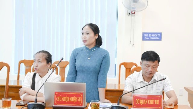 Chủ nhiệm nhiệm vụ trình bày kết quả xây dựng nhãn hiệu chứng nhận Hàu Quán Hàu”. Ảnh: Sở KHCN tỉnh Quảng Trị. Chủ nhiệm nhiệm vụ trình bày kết quả xây dựng nhãn hiệu chứng nhận Hàu Quán Hàu”. Ảnh: Sở KHCN tỉnh Quảng Trị.