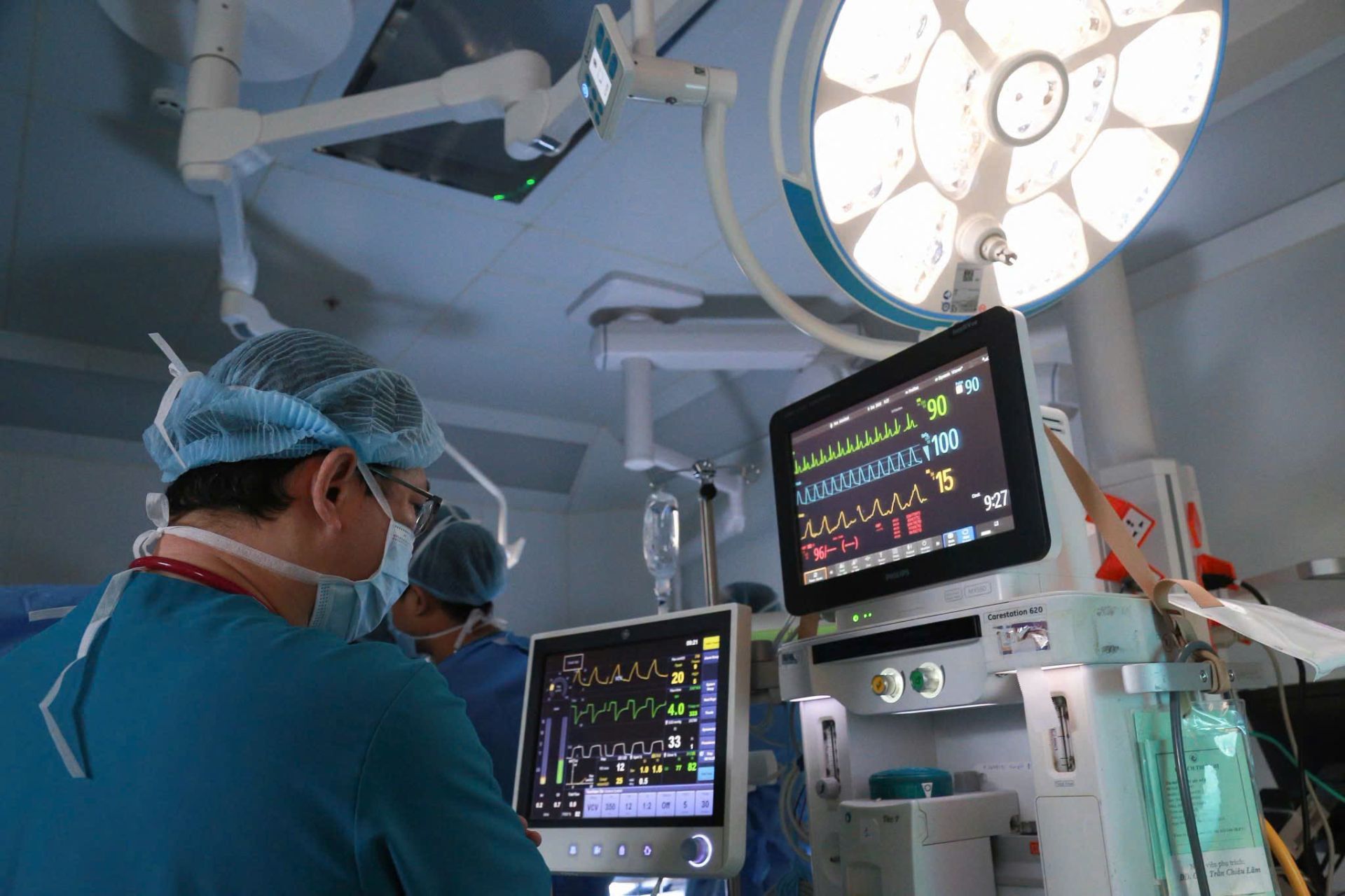 Đội ngũ y bác sĩ luôn tập trung cao độ, bám sát các chỉ số sinh tồn của thai phụ và thai nhi trên hệ thống màn hình giám sát chuyên dụng trong suốt quá trình can thiệp. Đội ngũ y bác sĩ luôn tập trung cao độ, bám sát các chỉ số sinh tồn của thai phụ và thai nhi trên hệ thống màn hình giám sát chuyên dụng trong suốt quá trình can thiệp.