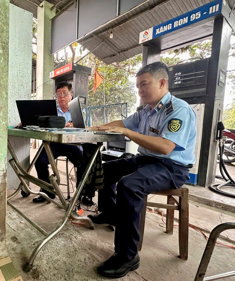 Lực lượng thuộc Đội Quản lý thị trường số 7 tỉnh Đồng Tháp thực hiện nhiệm vụ tại cơ sở kinh doanh xăng dầu Lực lượng thuộc Đội Quản lý thị trường số 7 tỉnh Đồng Tháp thực hiện nhiệm vụ tại cơ sở kinh doanh xăng dầu
