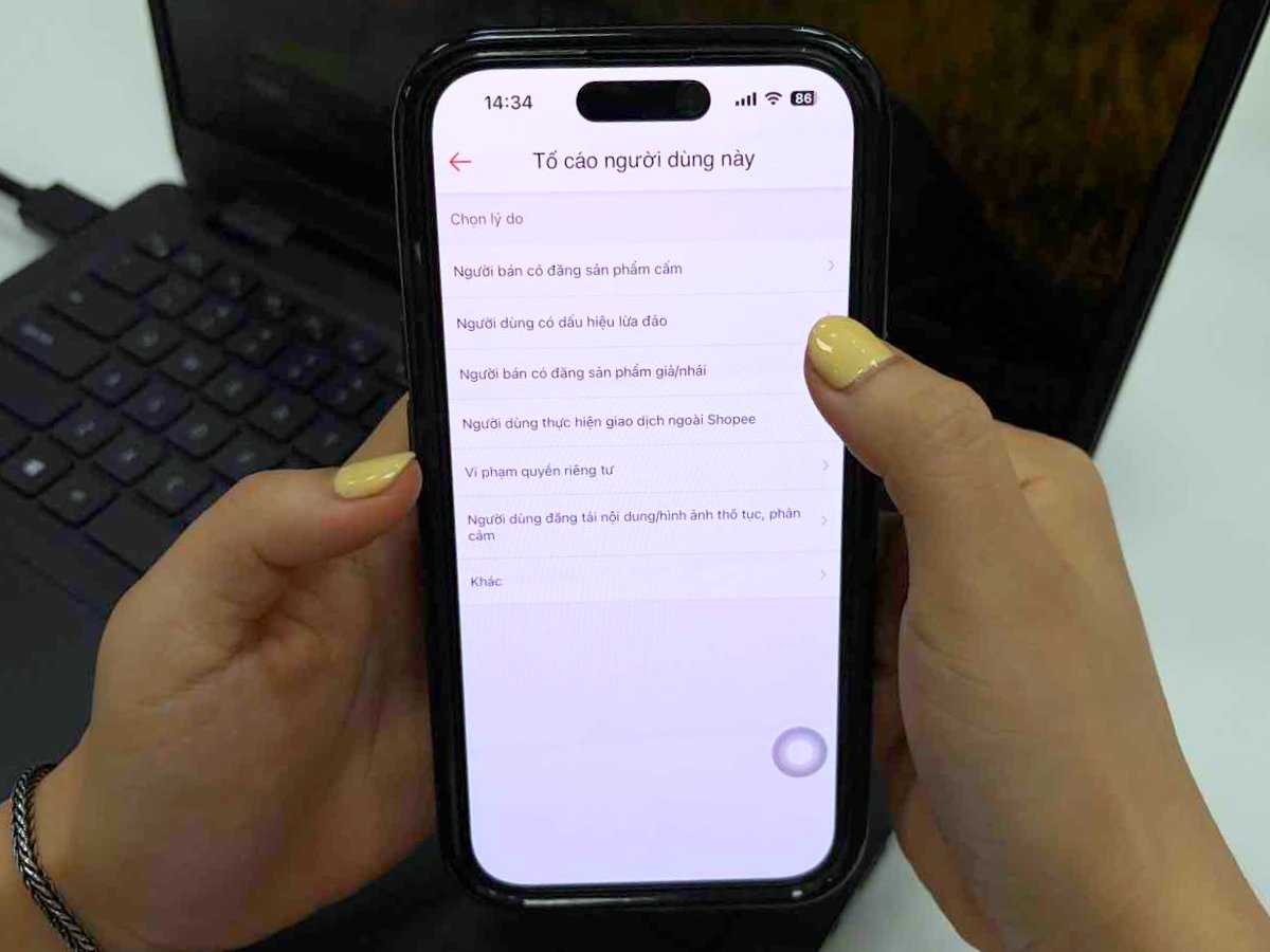 Người dùng trên Shopee có thể tố cáo nhà bán vi phạm ngay trên ứng dụng. Người dùng trên Shopee có thể tố cáo nhà bán vi phạm ngay trên ứng dụng.