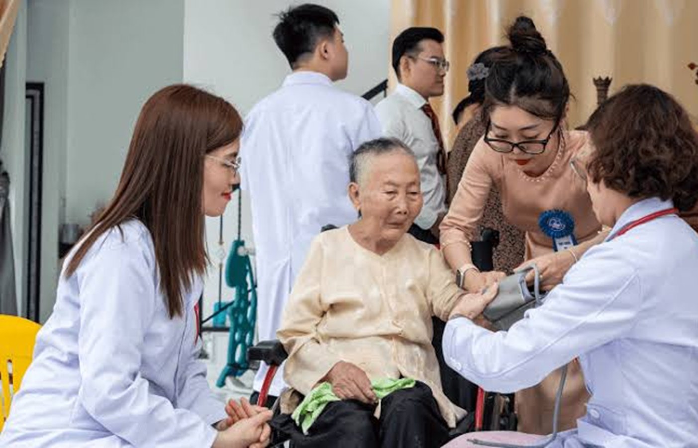 Hội Thầy thuốc trẻ Việt Nam vừa phối hợp cùng hệ thống nhà thuốc chính thức kích hoạt dự án cộng đồng “Bác sĩ ngay đây - An tâm từ đây” tại TPHCM Hội Thầy thuốc trẻ Việt Nam vừa phối hợp cùng hệ thống nhà thuốc chính thức kích hoạt dự án cộng đồng “Bác sĩ ngay đây - An tâm từ đây” tại TPHCM